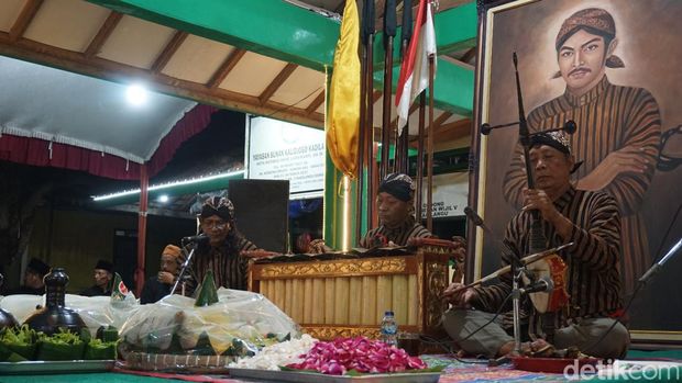 Pembacaan kidung Suluk Linglung di Kadilangu, Jumat (8/7/2022)