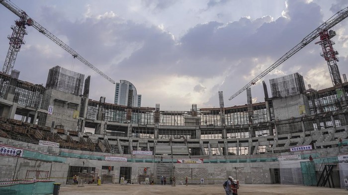 Menteri PUPR Basuki Hadimuljono (kiri) berbincang dengan Menpora Zainudin Amali (kanan) dan Menteri BUMN Erick Thohir (tengah) saat meninjau proyek pembangunan Indoor Multifunction Stadium di Kompleks GBK, Senayan, Jakarta, Jumat (8/7/2022). Pembangunan stadion seluas 30.720 meter persegi dengan kapasitas pengunjung sebanyak 16.500 orang tersebut ditujukan untuk mendukung pelaksanaan Piala Dunia Basket (FIBA) 2023 mendatang dan ditargetkan rampung pada bulan Juni 2023. ANTARA FOTO/Dhemas Reviyanto/aww.