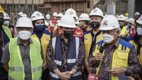 Menteri PUPR Basuki Hadimuljono (kanan) bersama Menpora Zainudin Amali (kiri) dan Menteri BUMN Erick Thohir (tengah) menjawab pertanyaan awak media saat meninjau proyek.