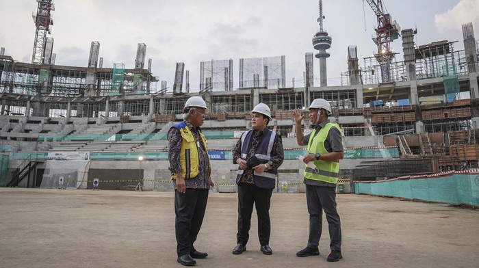 Menteri PUPR Basuki Hadimuljono (kiri) berbincang dengan Menpora Zainudin Amali (kanan) dan Menteri BUMN Erick Thohir (tengah) saat meninjau proyek pembangunan Indoor Multifunction Stadium di Kompleks GBK, Senayan, Jakarta, Jumat (8/7/2022). Pembangunan stadion seluas 30.720 meter persegi dengan kapasitas pengunjung sebanyak 16.500 orang tersebut ditujukan untuk mendukung pelaksanaan Piala Dunia Basket (FIBA) 2023 mendatang dan ditargetkan rampung pada bulan Juni 2023. ANTARA FOTO/Dhemas Reviyanto/aww.