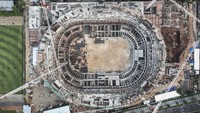 Foto aerial suasana proyek pembangunan Indoor Multifunction Stadium di Kompleks GBK, Senayan, Jakarta, Jumat (8/7/2022).