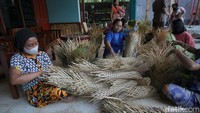 Tampak para perajin kreneng bambu bergotong royong untuk menyambut Idul Adha 2022. Foto: Pius Erlangga/detikJateng