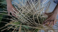 Tampak perajin tengah menganyam kreneng bambu. Foto: Pius Erlangga/detikJateng
