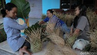 Sebanyak 250 buah kreneng bambu dilapisi daun jati, sebagai tempat daging kurban yang dibagikan kepada warga. Foto: Pius Erlangga/detikJateng