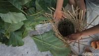 Kreneng bambu dilapisi dengan daun Jati sebagai tempat daging kurban yang akan dibagikan warga saat hari raya Idul Adha 1443 H, bertujuan mengurangi penggunaan plastik sekali pakai. Foto: Pius Erlangga/detikJateng