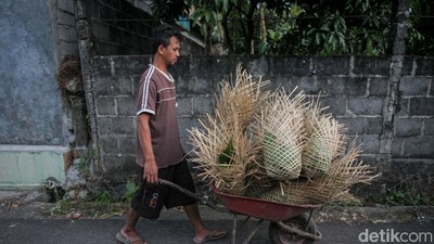 Kreneng dan Bambu Dipakai untuk Bungkus Daging Kurban di Sleman