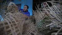Pemilihan daun jati sebagai pelapis bagian bawah kreneng bambu untuk mengurangi sisa air dan darah yang terdapat di daging kurban. Foto: Pius Erlangga/detikJateng