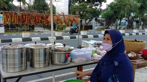 Penjual lapak ketupat hingga opor ayam di Jalan Airlangga Kelurahan Punia Kecamatan Mataram, Kota Mataram, NTB, Sabtu (9/7/2022).