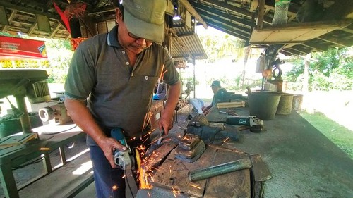 Perajin Pande Besi Trisula, I Made Sueca (56) di Banjar Rening, Desa Baluk, Kecamatan Negara, Kabupaten Jembrana, Bali, Jumat (8/7/2022)