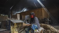 Permintaan tusuk sate jelang Idul Adha meningkat 300 persen dibanding hari biasanya dengan kapasitas produksi sembilan kuintal per hari yang dipasarkan ke daerah Jakarta, Depok dan Bandung. Bahkan sampai diekspor ke Pakistan lho.