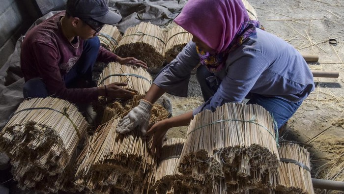 PERMINTAAN TUSUK SATE MENINGKAT Pekerja membuat tusuk sate di rumah produksi Era Bambu Alami, Kampung Rahayu, Kecamatan Tamansari, Kota Tasikmalaya, Jawa Barat, Sabtu (9/7/2022). Permintaan tusuk sate jelang Idul Adha meningkat 300 persen dibanding hari biasanya dengan kapasitas produksi sembilan kuintal per hari yang dipasarkan ke daerah Jakarta, Depok, Bandung, dan diekspor ke Pakistan dengan harga Rp19.000 per kilogram. ANTARA FOTO/Adeng Bustomi/aww.