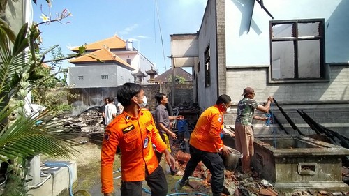 Petugas pemadam dan warga berusaha memadamkan api di lokasi kebakaran, Kelurahan Dauhwaru, Jembrana Bali, Sabtu (9/7/2022)