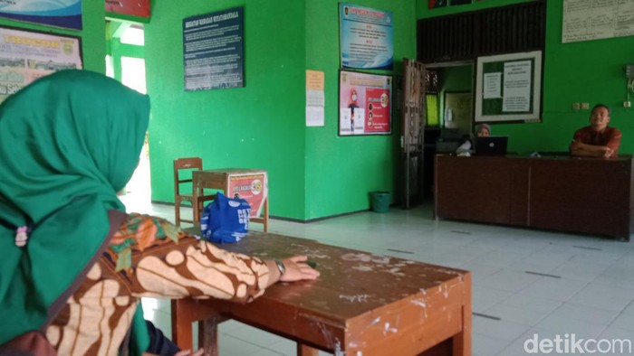 Panitia PPDB SMPN 3 Trucuk masih menunggu calon siswa karena kekurangan cukup banyak.