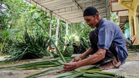 Wadah ini disebut dengan dheken. Cara membuatnya dengan daun kelapa dianyam sedemikian rupa hingga membentuk wadah seperti besek kemudian dialasi daun jati. Total ada 300-an dhekon yang telah dibuat oleh warga Kroco.  Foto: Jalu Rahman Dewantara/detikJateng 