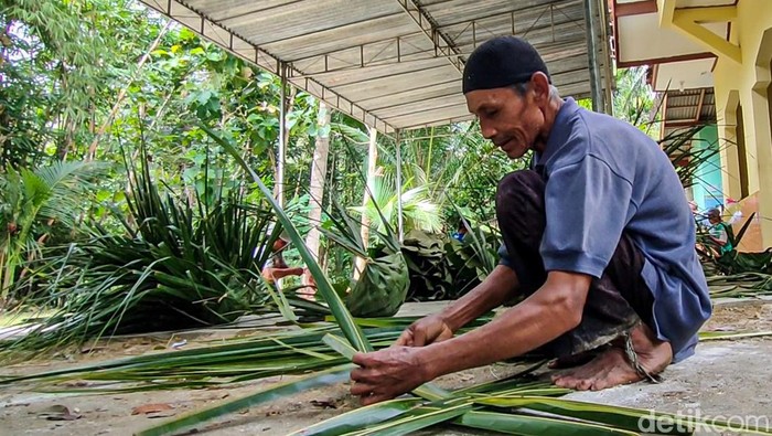 Proses pembuatan dhekon di Masjid Al-Azhar di Dusun Kroco, Kalurahan Sendangsari, Kapanewon Pengasih, Kulon Progo, Sabtu (9/7/2022).