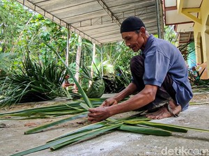 Unik! Daun Kelapa-Jati Jadi Wadah Daging Kurban di Kulon Progo