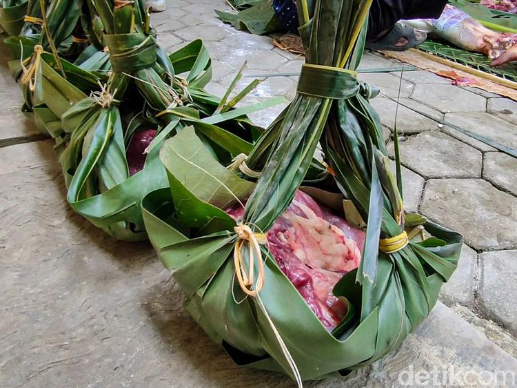 Daun Kelapa-Jati Jadi Pengganti Plastik Daging Kurban di Kulon Progo