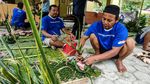 Daun Kelapa-Jati Jadi Pengganti Plastik Daging Kurban di Kulon Progo