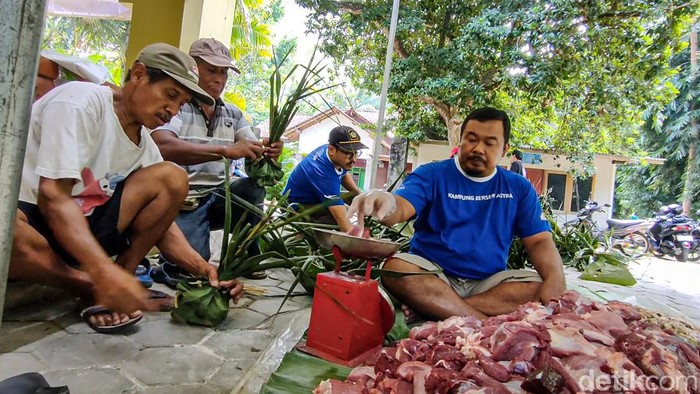 Proses pembuatan dhekon untuk bungkus daging kurban di Kulon Progo, Sabtu (9/7/2022).
