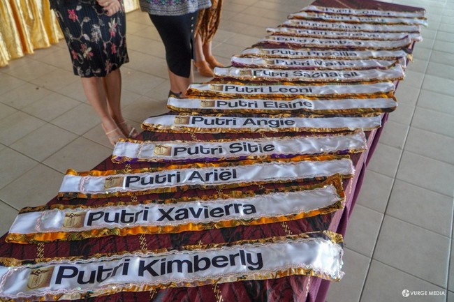 Nama belakang sejumlah finalis juga jadi sorotan netizen karena familiar di telinga kita, misalnya saja Ngadino, Katidjo, dan Wirokarso. Suriname sendiri adalah negara di Amerika Selatan di mana banyak orang-orang dari Pulau Jawa bermigrasi ke sana.Foto: Facebook Putri Jawa Suriname