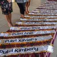 Nama belakang sejumlah finalis juga jadi sorotan netizen karena familiar di telinga kita, misalnya saja Ngadino, Katidjo, dan Wirokarso. Suriname sendiri adalah negara di Amerika Selatan di mana banyak orang-orang dari Pulau Jawa bermigrasi ke sana.Foto: Facebook Putri Jawa Suriname