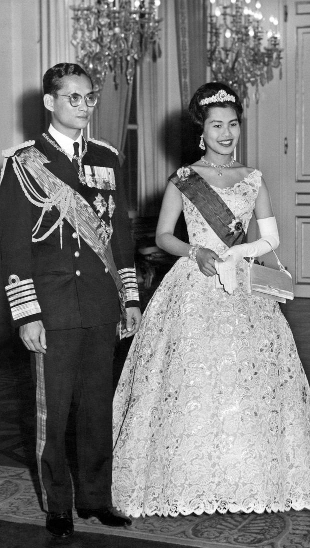 Raja Thailand Bhumibol Adulyadej (kiri) dan Ratu Sirikit (tengah) berdiri di samping Raja Bowdoin I dari Belgia di Brussel pada Oktober 1960 selama kunjungan resmi mereka ke Belgia.  (Kredit foto / Getty Images via AFP)