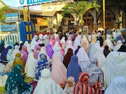 Ratusan jemaah Muhammadiyah Jembrana melakukan salat Idul Adha di Masjid An Nur, komplek gedung dakwah Muhammadiyah pimpinan daerah Jembrana, Sabtu (9/7/2022). Foto: I Ketut Suardika