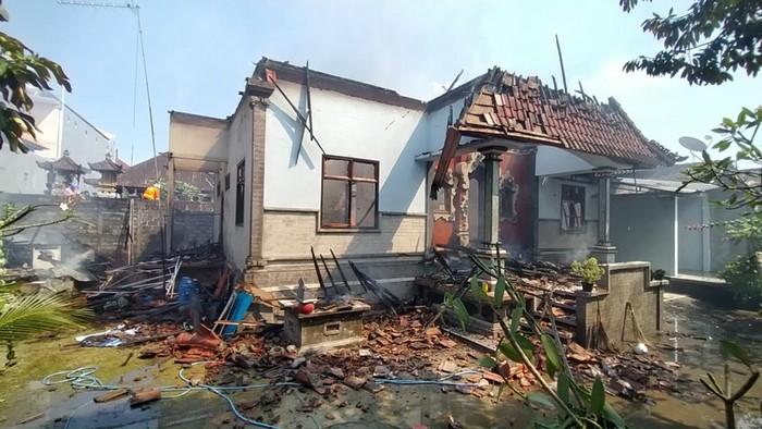 Rumah beserta perabotan dan surat-surat berharga di dalamnya habis terbakar di Kelurahan Dauhwaru, Jembrana, Bali, Sabtu (9/7/2022).