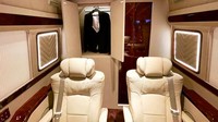 Interior kendaraan ini juga dilengkapi dengan jok elektrik fitur pijat, mini bar, coffee maker, gorden elektrik, air purifier, WIFI, meja lipat untuk makan dan bekerja, ambience light, serta coolbox yang menambah kenyamanan anda berkendara bersama keluarga. Foto: dok. Istimewa/BAV Luxury Auto Design