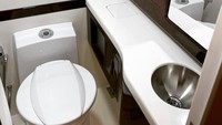 Anda tidak perlu ke toilet stop di rest area karena kendaraan ini dilengkapi dengan toilet di dalamnya. Terdapat juga lemari pakaian dengan bagasi untuk koper dan barang bawaan penumpang sehingga kendaraan ini sangat ideal untuk perjalanan jauh, ujar Iranidya selaku creative director BAV Luxury Auto Design. Foto: dok. Istimewa/BAV Luxury Auto Design
