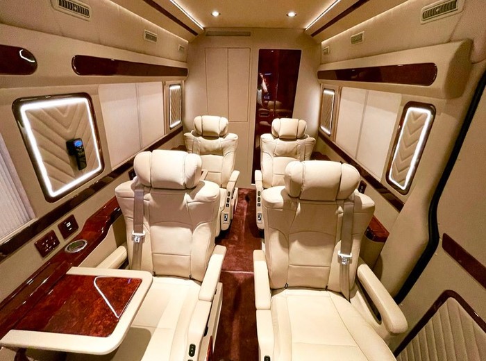 Rumah modifikasi interior VIP, BAV Luxury Auto Design, menyulap tampilan kabin Sprinter jadi lebih mewah lagi.