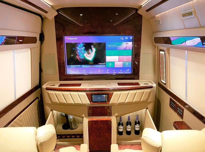 Rumah modifikasi interior VIP, BAV Luxury Auto Design, menyulap tampilan kabin Sprinter jadi lebih mewah lagi. Rumah modifikasi interior VIP, BAV Luxury Auto Design, menyulap tampilan kabin Sprinter jadi lebih mewah lagi.