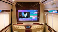 Interior Mercedes-Benz Sprinter ini hadir dengan sentuhan wood panel yang indah dan paduan warna beige. Hal ini menjadikan Mercedes Sprinter terbaru buatan BAV ini salah satu yang terbaik untuk VIP interior kendaraan. Foto: dok. Istimewa/BAV Luxury Auto Design