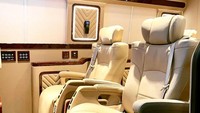 Interior kendaraan ini juga dilengkapi dengan jok elektrik fitur pijat, mini bar, coffee maker, gorden elektrik, air purifier, WIFI, meja lipat untuk makan dan bekerja, ambience light, serta coolbox yang menambah kenyamanan anda berkendara bersama keluarga. Foto: dok. Istimewa/BAV Luxury Auto Design