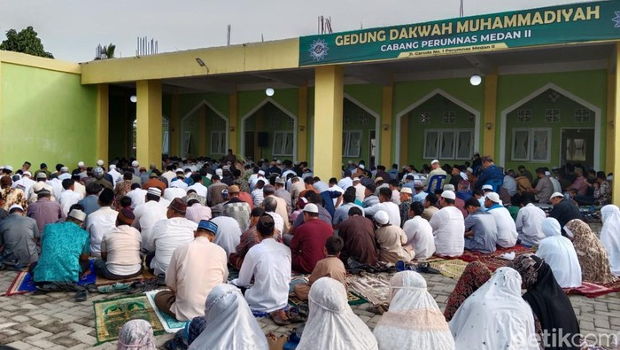 Jemaah Muhammadiyah mengikuti salat Id. (Arfah/detikSumut)