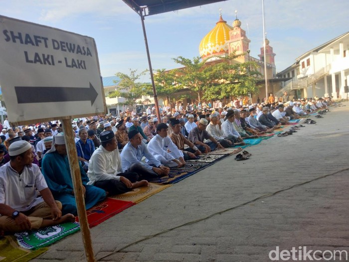Jemaah Muhammadiyah di Asahan saat menjalankan salat Id di Lapangan Kisaran Timur, Sabtu (9/7/2022) (Perdana/detikSumut)