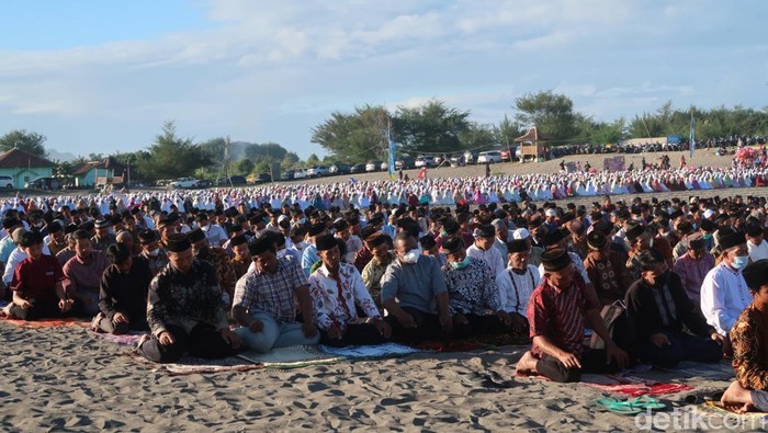 Salat Idul Adha ini digelar pertama kali setelah pandemi di Gumuk Pasir Parangtritis, Sabtu (9/7/2022).