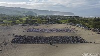 Tampak umat Muhammadiyah memadati salat Idul Adha di Gumuk Pasir Parangtritis 2022 hari ini. Pemandangan salat Idul Adha di Gumuk Pasir Parangtritis ini berlatar belakang laut lepas Samudra Hindia. Foto: Pius Erlangga/detikJateng
