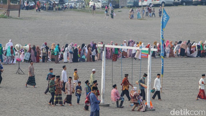 Salat Idul Adha di Gumuk Pasir Parangtritis, Bantul, Sabtu (9/7/2022).