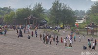 Mereka berbondong-bondong datang mengikuti salat Idul Adha di Gumuk Pasir yang pertama kali digelar setelah dua tahun ditiadakan gegara pandemi COVID-19. Foto: Pius Erlangga/detikJateng