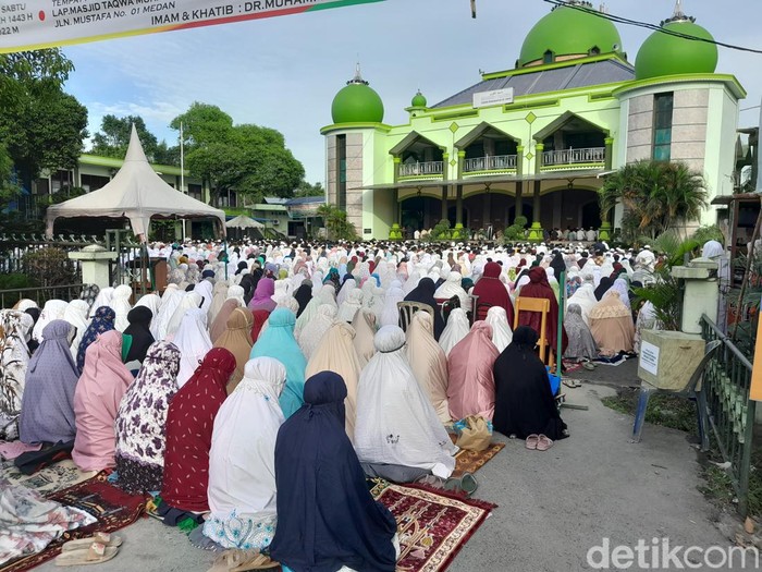 Jemaah Muhammadiyah memadati Masjid Muhammadiyah Kampung Dadap, Kota Medan, Sabtu (9/7/2022). (Aldi/detikSumut)