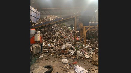 Sampah yang menumpuk di Samtaku Jimbaran diangkut keluar lagi untuk dibuang ke TPA Suwung seperti yang terpantau Sabtu, (9/7/2022).