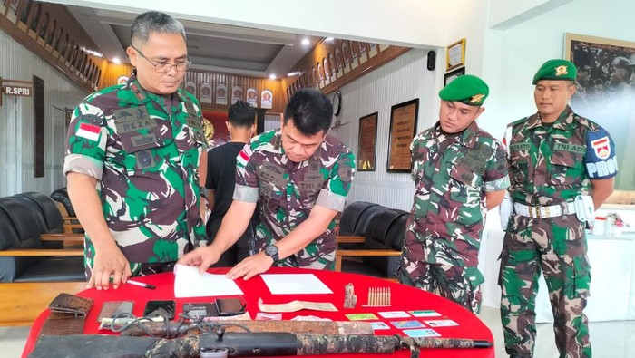 Satgas Pamtas Yonif 410/Alugoro mengamankan senapan laras panjang dan sejumlah peluru dari hasil razia (sweeping) di Kabupaten Boven Digoel, Papua. (dok Penrem 174 Merauke)