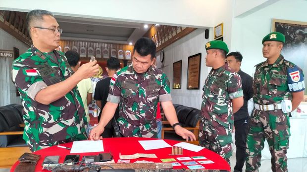 Satgas Pamtas Yonif 410/Alugoro mengamankan senapan laras panjang dan sejumlah peluru dari hasil razia (sweeping) di Kabupaten Boven Digoel, Papua. (dok Penrem 174 Merauke)