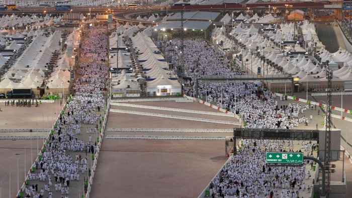 Muslim pilgrims cast their stones at a pillar symbolising the stoning of Satan during the annual Haj pilgrimage in Mina, Saudi Arabia, July 9, 2022. REUTERS/Mohammed Salem