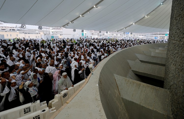 Muslim pilgrims cast their stones at a pillar symbolising the stoning of Satan during the annual Haj pilgrimage in Mina, Saudi Arabia, July 9, 2022. REUTERS/Mohammed Salem