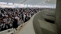 Ini momen saat para jemaah haji melemparkan jumrah. Tempat melempar jumrah, sebagaimana dilakukan Nabi Ibrahim AS, saat ini dilakukan di sebuah pilar atau tiang elips pipih yang ada di Mina. Tiang tersebut merupakan simbol iblis dan hawa nafsunya.