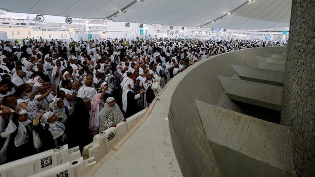 Muslim pilgrims cast their stones at a pillar symbolising the stoning of Satan during the annual Haj pilgrimage in Mina, Saudi Arabia, July 9, 2022. REUTERS/Mohammed Salem