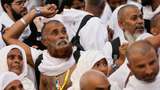 Momen Jemaah Haji Laksanakan Lempar Jumrah di Mina