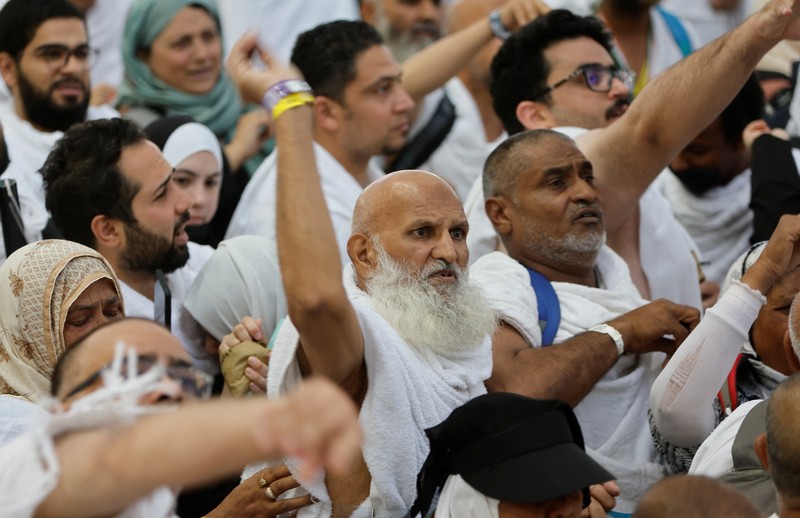 Muslim pilgrims cast their stones at a pillar symbolising the stoning of Satan during the annual Haj pilgrimage in Mina, Saudi Arabia, July 9, 2022. REUTERS/Mohammed Salem
